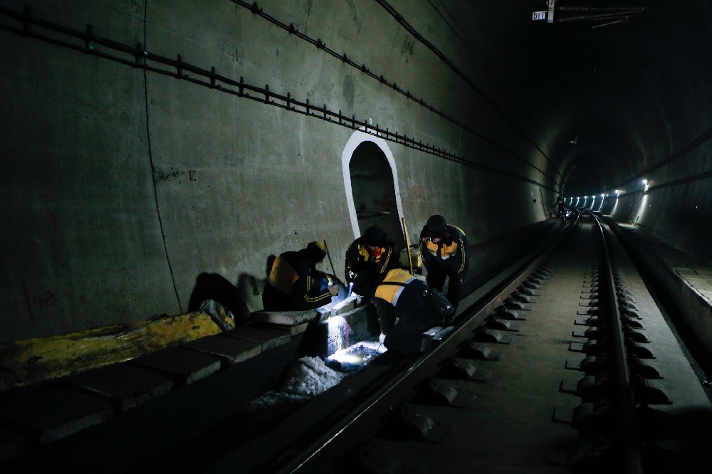 荣成铁路运营隧道病害现状